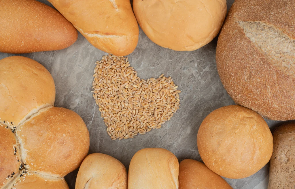 Corazón hecho con cereales rodeado de hogazas de pan de distintos tipos