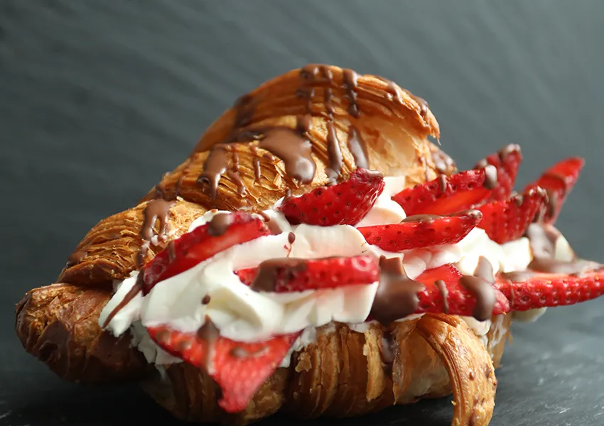 Cruasán relleno de nata con fresas