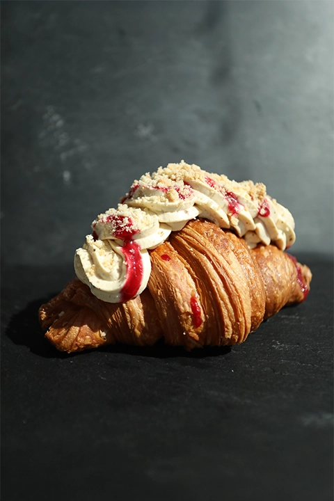 Croissant con nata y sirope de fresa