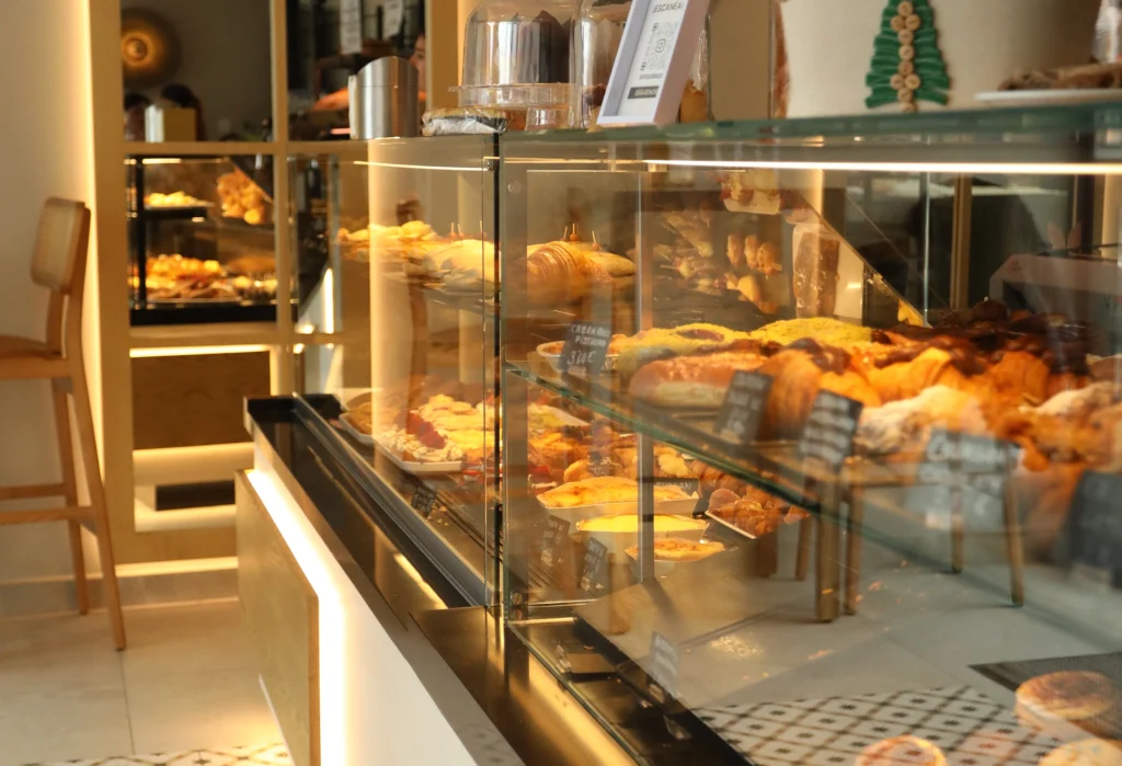 Cafetería con repostería en expositores de cristal