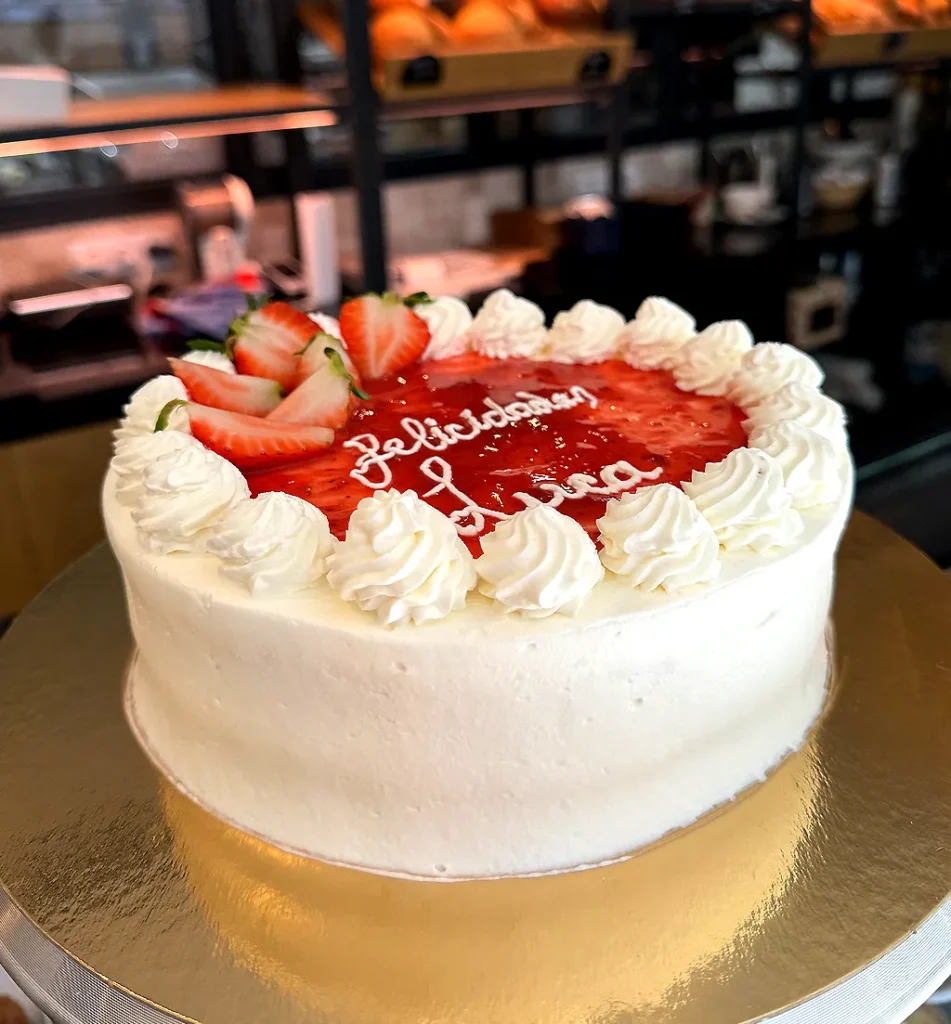 Tarta de fresa con nota para cumpleaños.