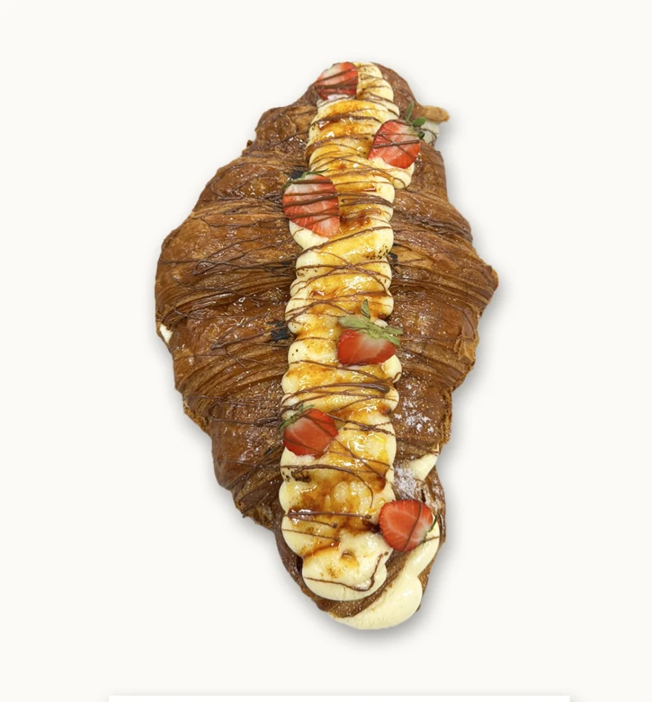 Cruasán gigante relleno de crema con fresas por encima