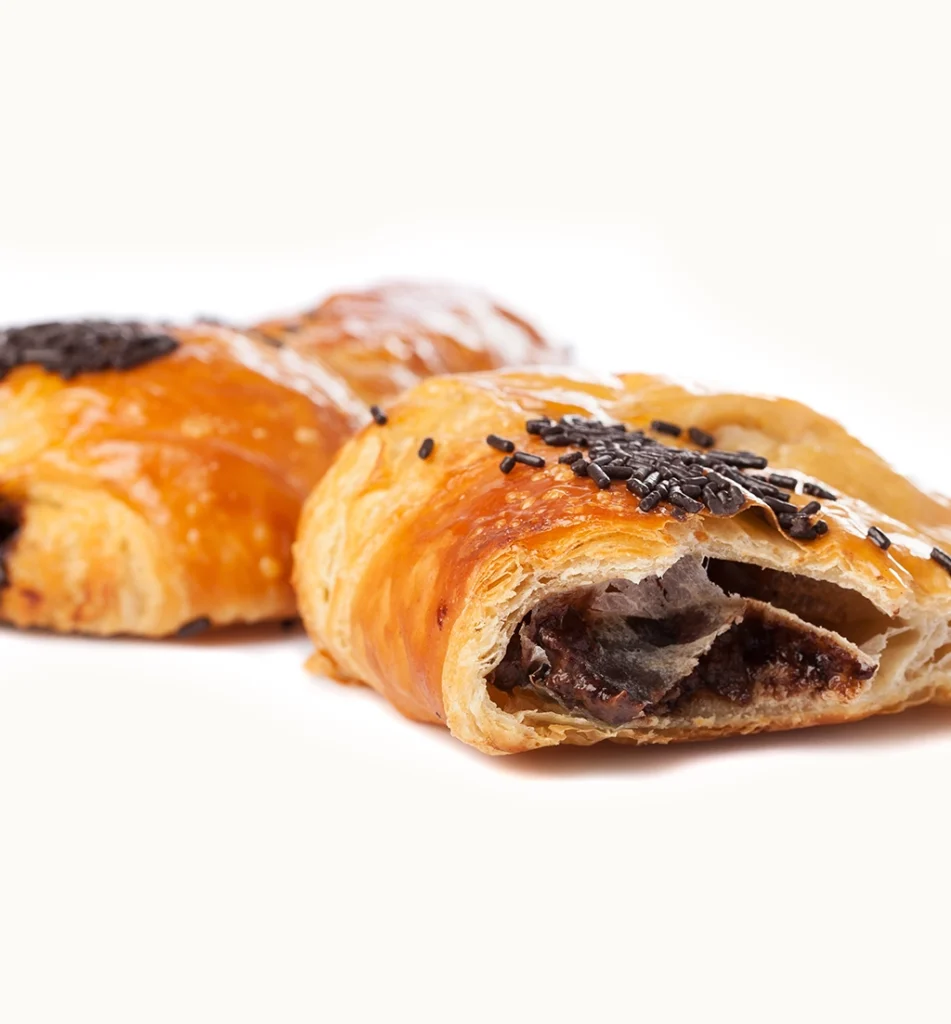 Napolitana de chocolate con relleno de chocolate y fideos de chocolate por encima