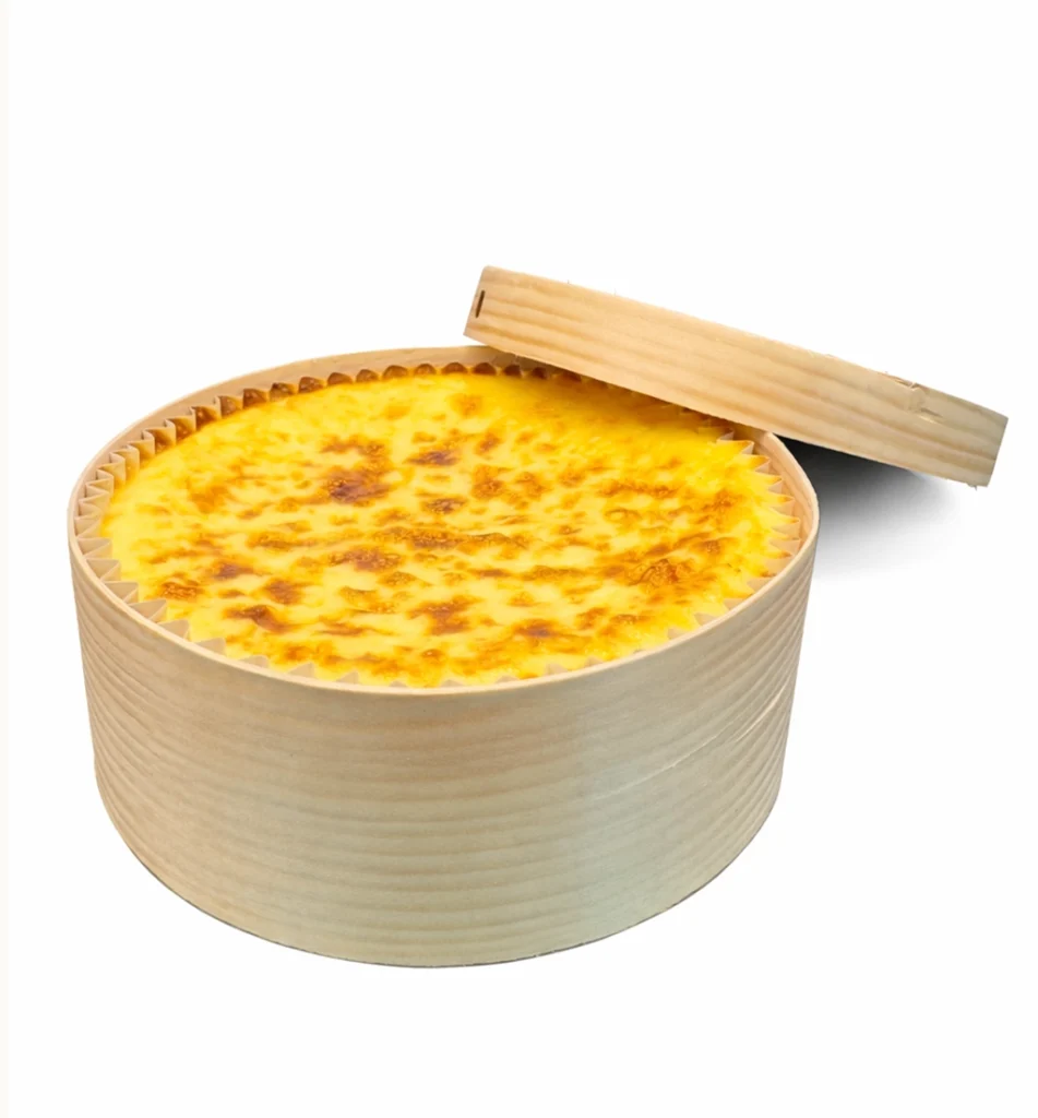 Tarta de queso en envase de cartón con tapa para llevar