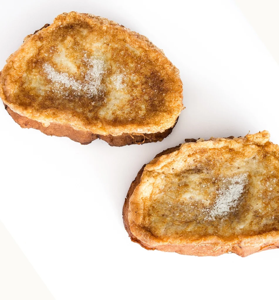 Torrijas artesanas con azúcar por encima